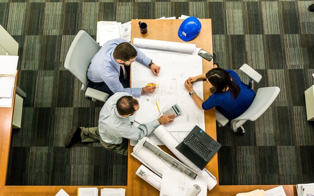 ¿En qué se diferencia TOCPM de otras prácticas de gestión de proyectos de construcción?